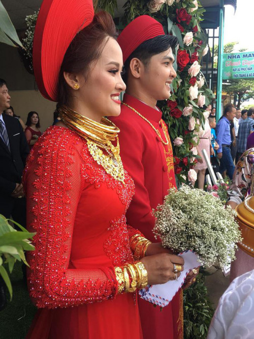 Cô dâu đeo vàng trĩu cổ trong đám cưới &#34;khủng&#34; ở Đồng Nai - 1