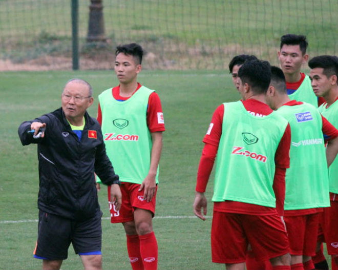 U23 Việt Nam: HLV Park Hang-Seo dạy Công Phượng, Văn Toàn “làm xiếc” với bóng - 1
