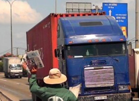 Mưu sinh bên đầu xe tải - 2