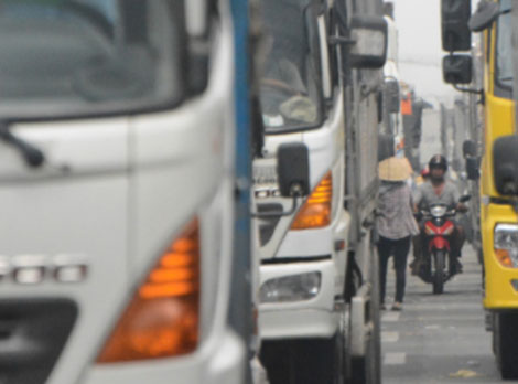 Mưu sinh bên đầu xe tải - 3