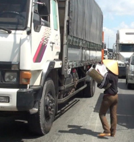 Mưu sinh bên đầu xe tải - 4