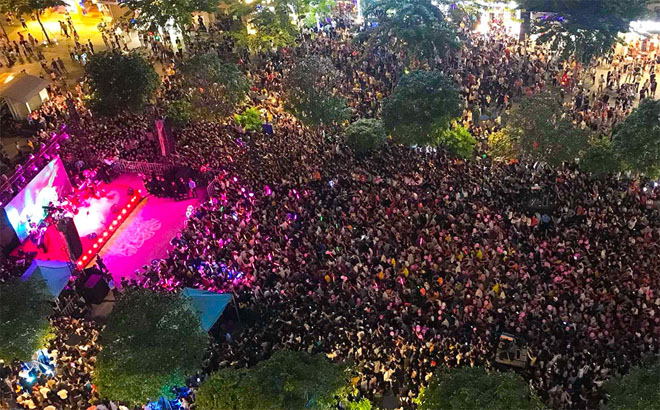 Hàng trăm fan leo trèo, chen chúc tại phố đi bộ xem Mỹ Tâm biểu diễn - 1
