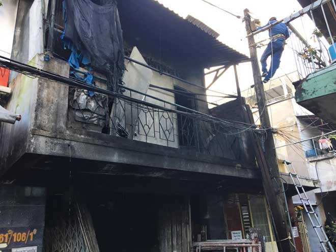 Cảnh đổ nát sau vụ cháy nhà 3 mẹ con tử vong ở Sài Gòn - 1