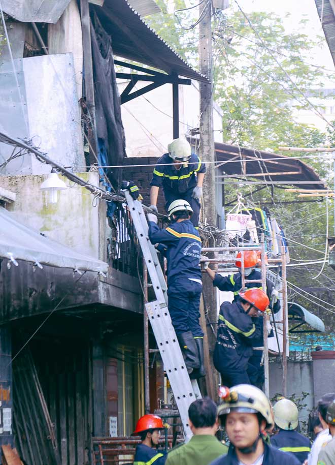 Cảnh đổ nát sau vụ cháy nhà 3 mẹ con tử vong ở Sài Gòn - 10