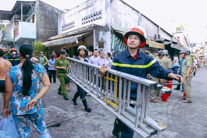 Cảnh đổ nát sau vụ cháy nhà 3 mẹ con tử vong ở Sài Gòn - 9