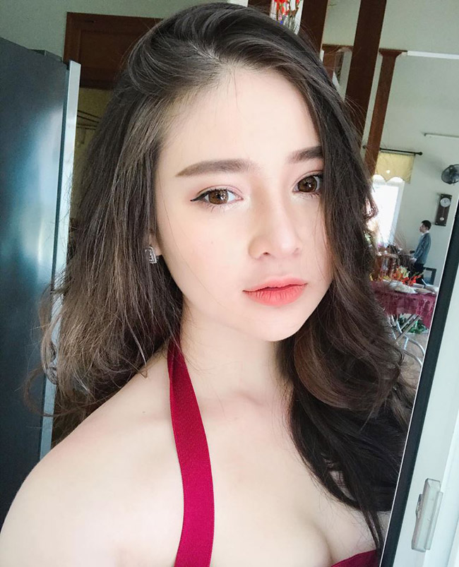 Thái Thảo Nguyên (sinh năm 1998, Đà Nẵng, sinh viên trường Đại học RMIT) từng nổi tiếng cộng đồng mạng cách đây 2 năm nhờ gương mặt xinh đẹp và hình thể quá đỗi nóng bỏng. 