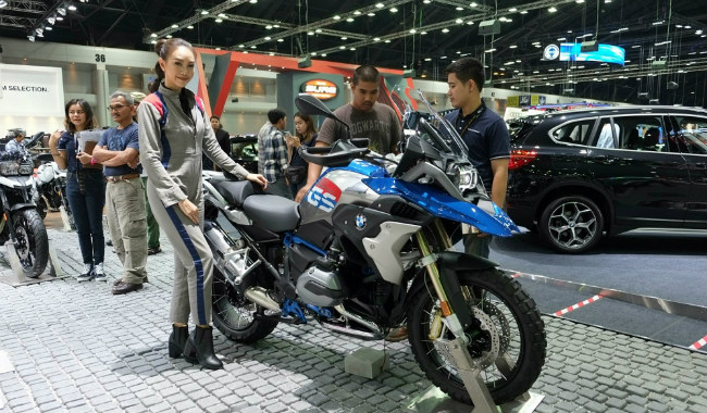 Tại Motor Expo 2017 đang diễn ra ở Thái Lan, nhà sản xuất mô tô BMW Motor cycles đã chính thức giới thiệu phiên bản mới BMW R 1200 GS Rallye thuộc gia đình GS ra thị trường xứ chùa vàng. Mẫu xe pha trộn những đường nét sang trọng mà vẫn đậm chất dòng xe phiêu lưu, tạo ấn tượng mạnh với người hâm mộ.