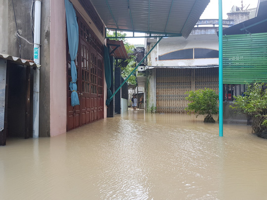 Lũ lớn, hàng ngàn ngôi nhà ở Bình Định lại bị ngập nặng - 1