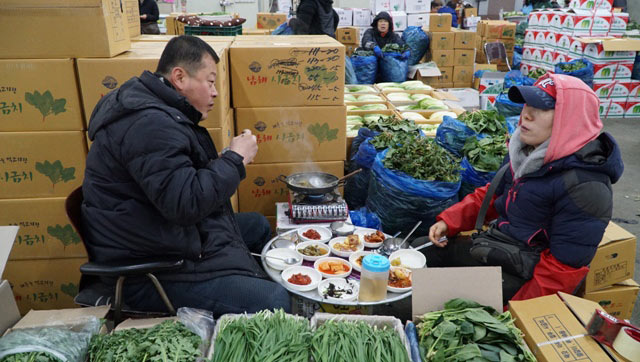 Đi chợ đấu giá rau, khoai, dâu tây ở xứ Hàn giữa trời âm 4 độ C - 7