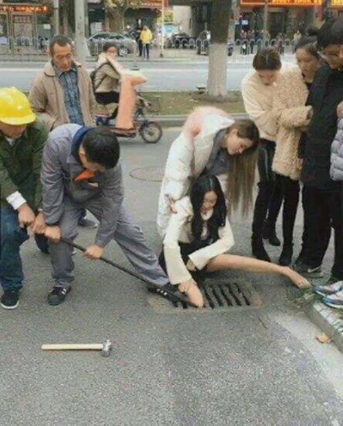 Mải mê nghịch điện thoại, hot girl bị kẹt nửa chân xuống cống - 2