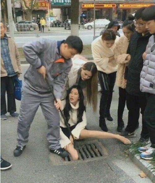 Mải mê nghịch điện thoại, hot girl bị kẹt nửa chân xuống cống - 1