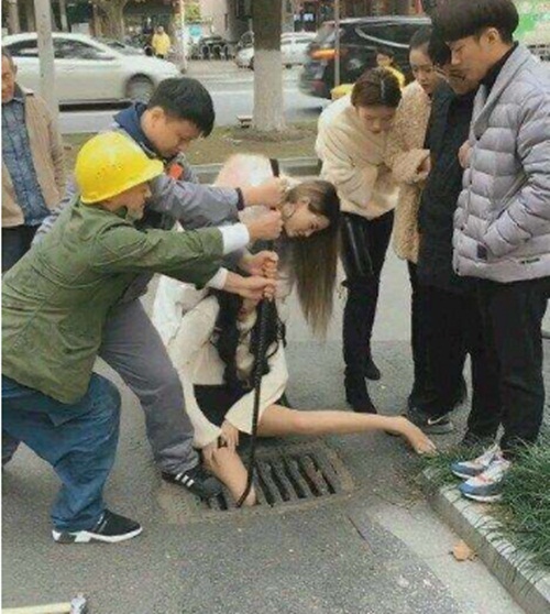 Mải mê nghịch điện thoại, hot girl bị kẹt nửa chân xuống cống - 3