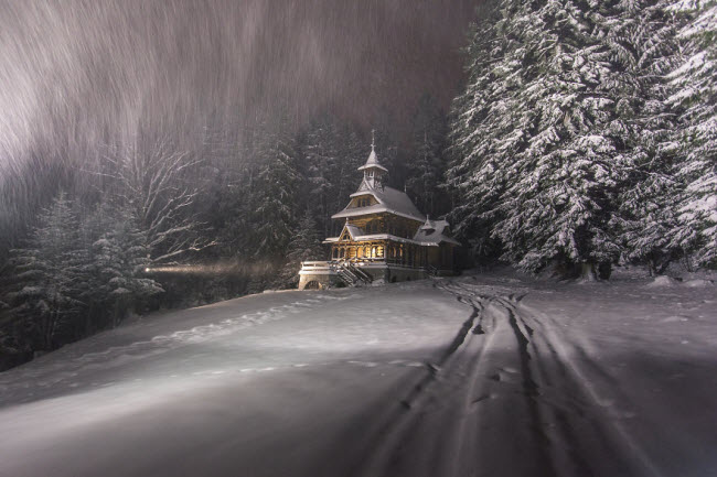 Nhiếp ảnh gia người Ba Lan Karol Nienartowicz có niềm đam mê chụp ảnh phong cảnh núi, đặc biệt vào mùa đông.