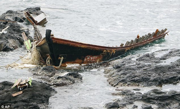 “Tàu ma” Triều Tiên dạt bờ Nhật, trên khoang có 3 người chết - 1