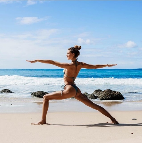 &#34;Mỹ nhân yoga&#34; đẹp phát hờn khi mặc bikini tập luyện - 9