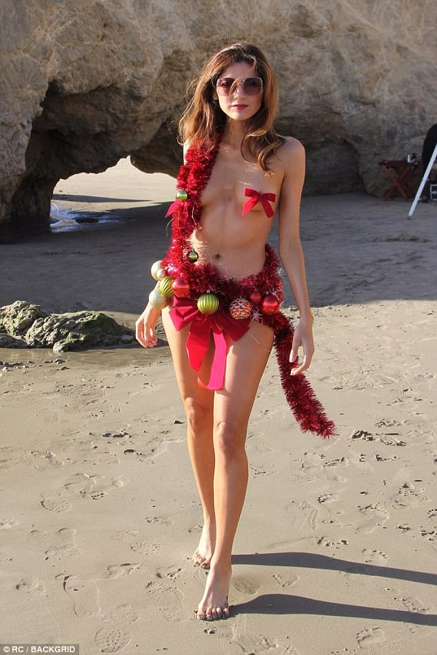 Choáng với mỹ nữ hoá thành vòng Noel bên bãi biển - 1