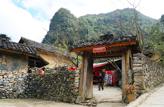 Ở Hà Giang, có một ngôi nhà cổ đẹp lạ ẩn mình giữa cao nguyên đá - 1