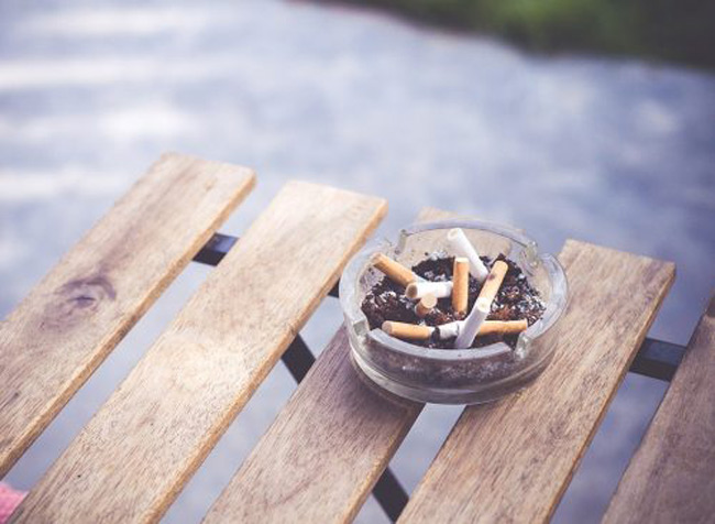 1. Bỏ hút thuốc lá: theo Hiệp hội Ung thư Hoa Kỳ, 80% trường hợp mắc ung thư phổi là do hút thuốc lá. Bởi vậy, từ bỏ thói quen tệ hại này là cách hiệu quả nhất đề phòng nguy cơ mắc bệnh ung thư phổi.