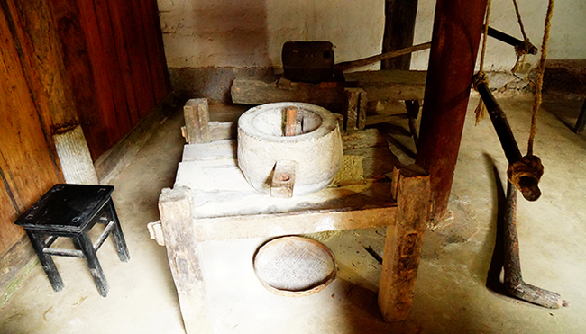 Hiện tại bên trong dinh thự còn lưu giữ được nhiều hiện vật gốc như cối đá, bếp sưởi, bàn ghế gỗ tiếp khách, chậu tắm làm bằng đá…
