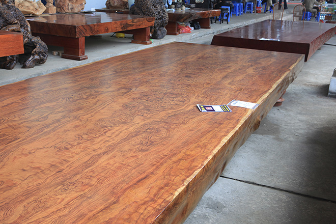 Sập gỗ nguyên khối nặng hơn 4 tấn, hoa văn 3D hiếm có xuất hiện ở HN - 3
