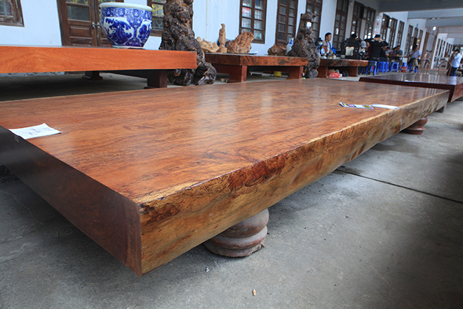 Sập gỗ nguyên khối nặng hơn 4 tấn, hoa văn 3D hiếm có xuất hiện ở HN - 2