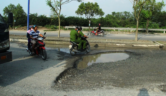 Cận cảnh con đường &#34;hỏng vì không có xe lưu thông” - 4