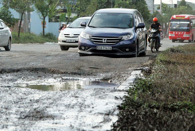 Cận cảnh con đường &#34;hỏng vì không có xe lưu thông” - 13