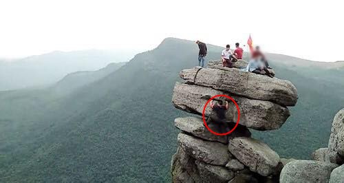 Thót tim "thánh sống ảo" check-in mỏm đá cheo leo ở Quảng Ninh - 1