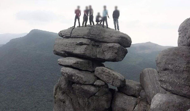 Thót tim "thánh sống ảo" check-in mỏm đá cheo leo ở Quảng Ninh - 2