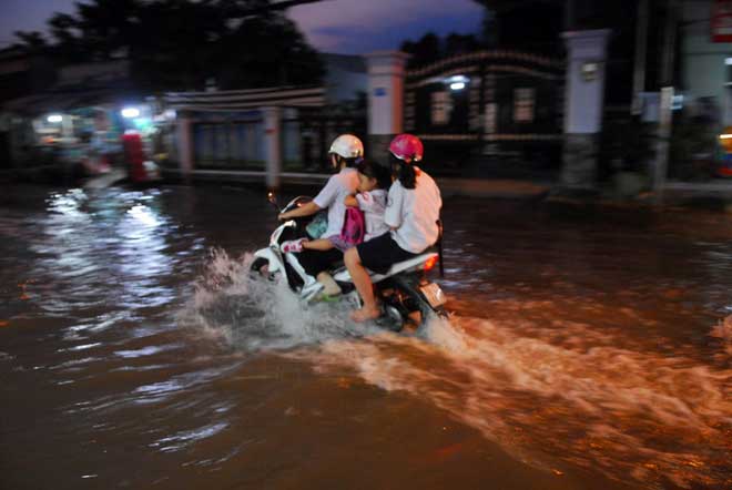 &#34;Soái ca&#34; Sài Gòn có hành động &#34;lạ&#34; trong đỉnh triều cường - 2