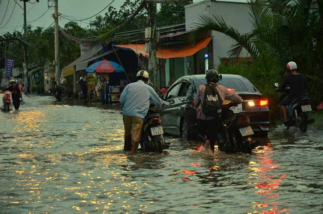 &#34;Soái ca&#34; Sài Gòn có hành động &#34;lạ&#34; trong đỉnh triều cường - 3