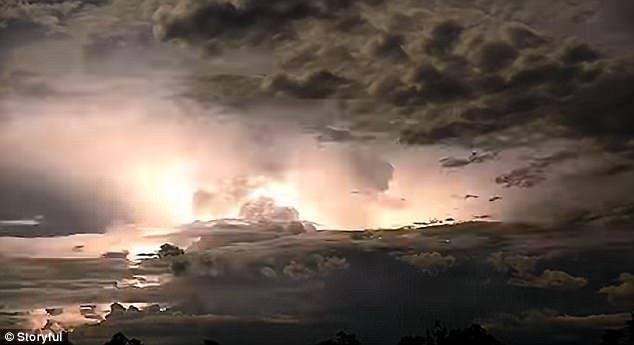 Sấm chớp ghê hồn như bom hạt nhân nổ ở Australia - 1