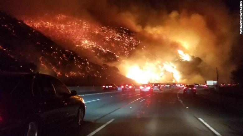 Mỹ: Lái xe trên đường Los Angeles mà như xuống địa ngục - 1