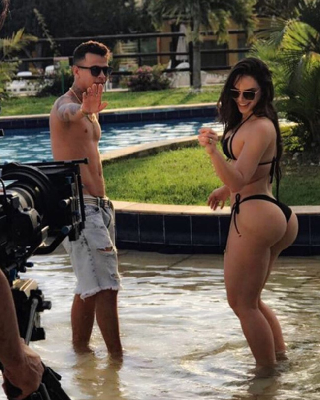 Rayssa Teixeiro Melo, một người mẫu bikini của Brazil gần đây đã bạo tay chi ra số tiền gần 7 tỷ đồng để mua bảo hiểm vòng ba. Trước đây chân dài này bị một người đàn ông sàm sỡ vòng ba ngay trên sóng truyền hình. Đây chính là lý do khiến cô muốn bảo vệ cơ thể bằng một hợp đồng bảo hiểm rõ ràng.