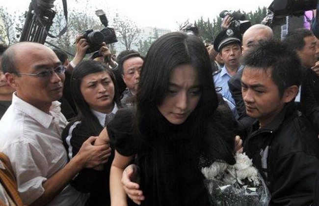 Phạm Băng Băng nhiều lần không những bị lôi kéo mà còn bị kẻ xấu trà trộn giở trò sàm sỡ vòng một của cô thô bạo.