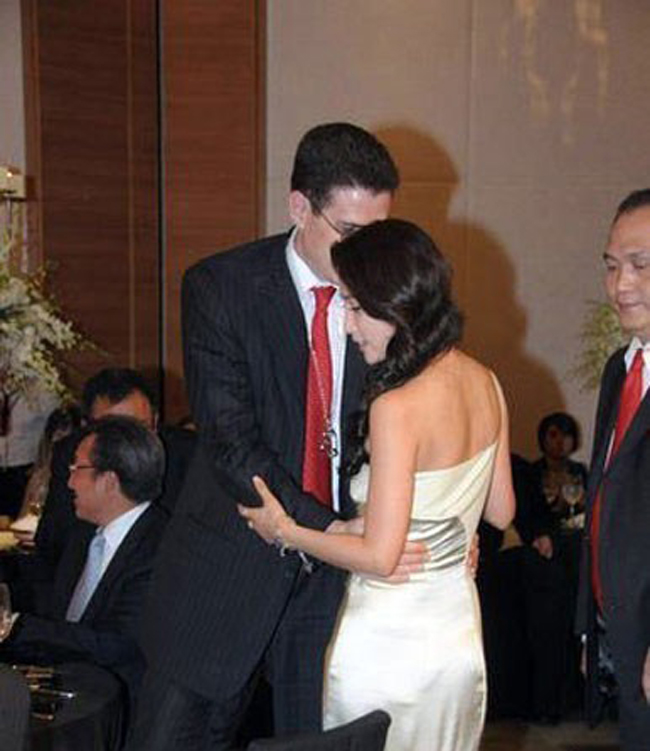 Phạm Băng Băng bị vị khách ôm nhiệt tình trong một bữa tiệc vào năm 2008.