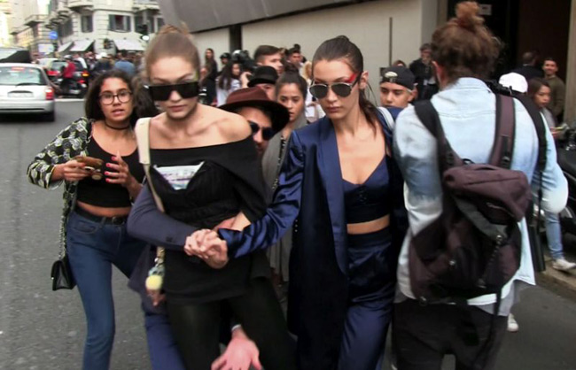 Nói tới việc bảo vệ cơ thể trước những pha sàm sỡ không thể không kể tới Gigi Hadid. Sau khi trình diễn xong show Max Mara, Gigi Hadid cùng em gái Bella Hadid thoải mái, vui vẻ bước khỏi tòa nhà và giao lưu một chút với người hâm mộ.