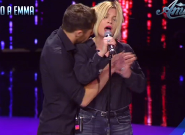 Ngôi sao nhạc pop Emma Marrone trở thành nạn nhân bị sàm sỡ trong chương trình truyền hình giải trí. Trong khi cô đang hát, vũ công từ phía sau đặt tay vào những điểm nhạy cảm của cô khiến Emma chật vật để biểu diễn bài hát.