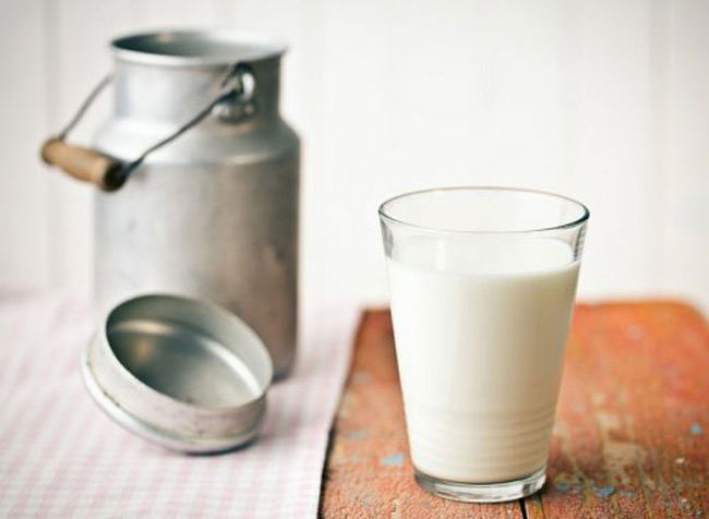 1. Sữa chứa hàm lượng tryptophan cao giúp giấc ngủ đến dễ dàng hơn.