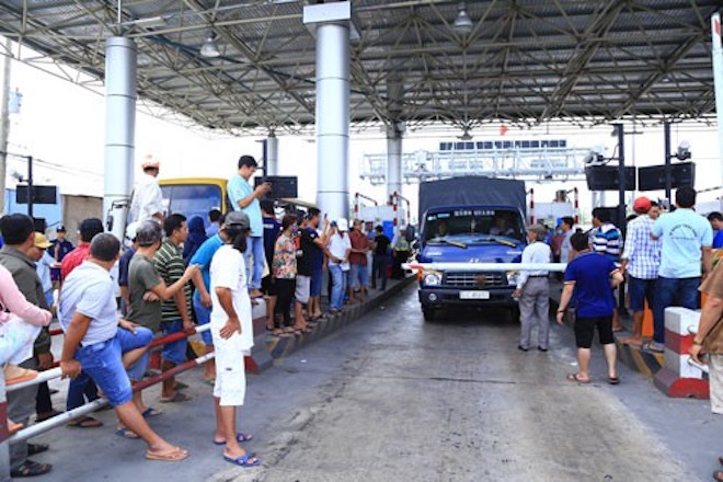 Nóng 24h qua: Bố đẻ chế dụng cụ hành hạ con trai gây phẫn nộ - 2