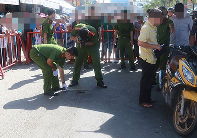 Nóng 24h qua: Bố đẻ chế dụng cụ hành hạ con trai gây phẫn nộ - 3