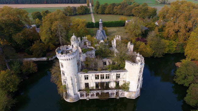 Chuyện lạ: Hơn 9.000 người góp tiền mua chung lâu đài bỏ hoang ở Pháp - 1