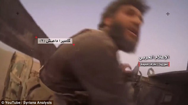 Khoảnh khắc cả đám khủng bố IS bị trúng tên lửa cháy rụi - 1