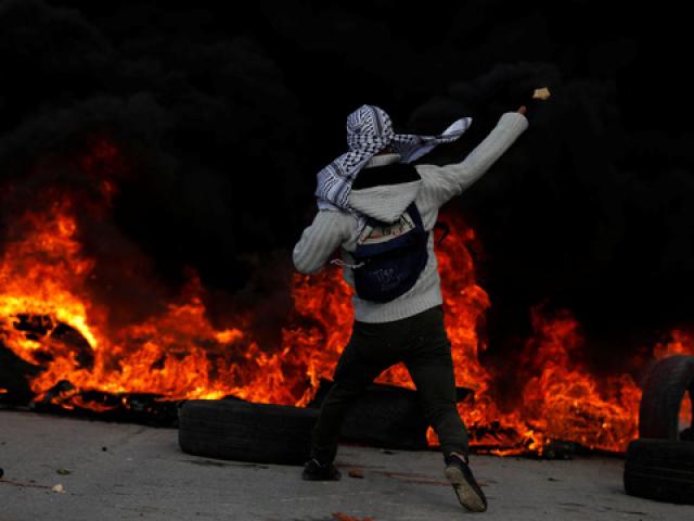 Vụ Jerusalem: Đạn lửa bùng cháy sau quyết định của ông Donald Trump