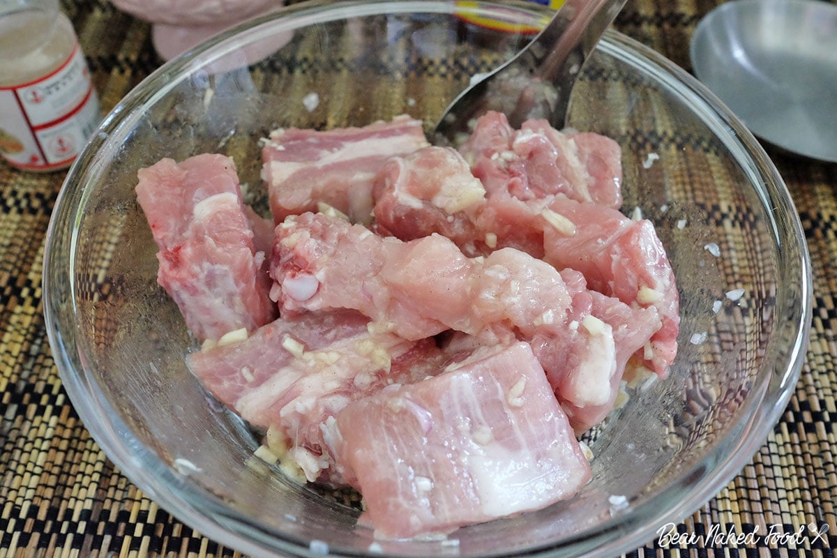 Ngon "thủng nồi" với món sườn rim mắm tỏi ngày gió lạnh - 2