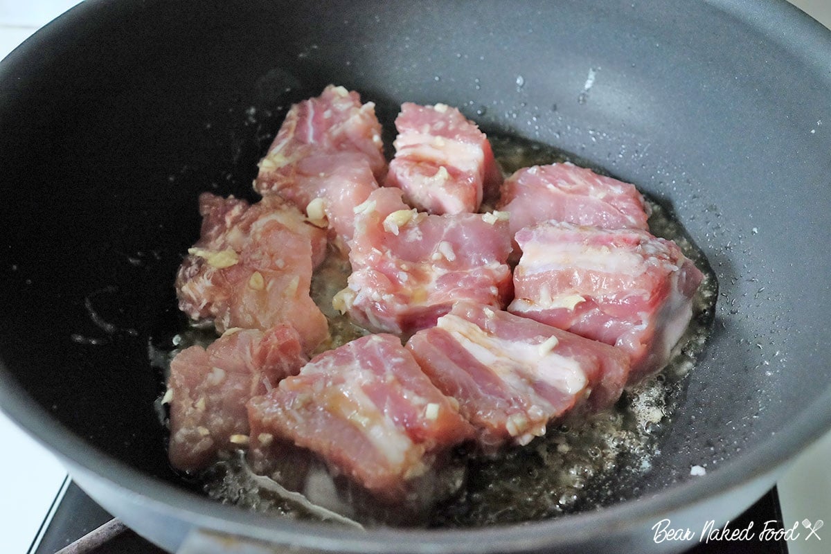 Ngon "thủng nồi" với món sườn rim mắm tỏi ngày gió lạnh - 4