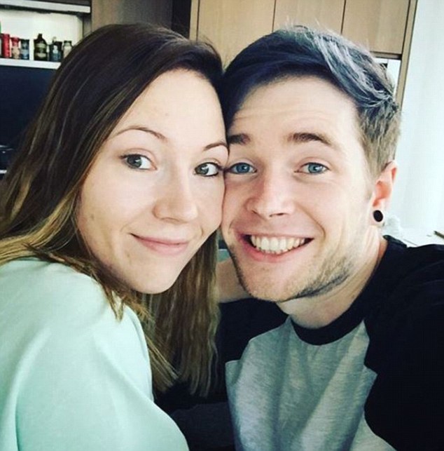 Anh: Kiếm 377 tỉ đồng chỉ nhờ chơi game trên Youtube - 2