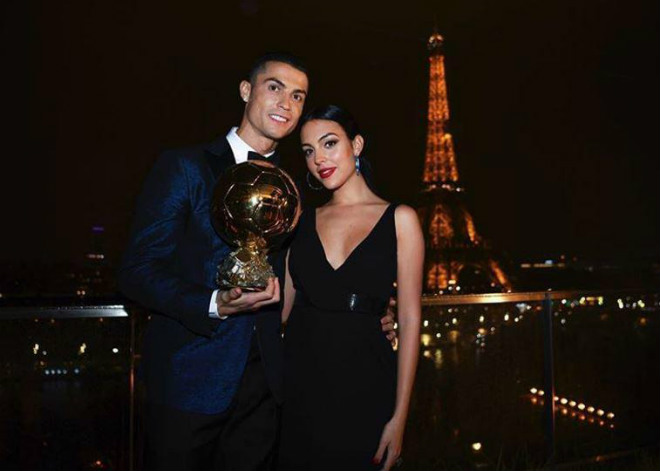 Ronaldo đoạt Bóng Vàng, 2 ngày 2 kỉ lục: Lời thách thức gửi tới Messi - 1