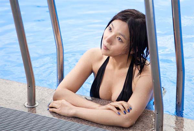 Trong phim truyền hình Two Mothers, Lee Chae Young một lần nữa chứng minh body hoàn hảo với cảnh tắm bể bơi.