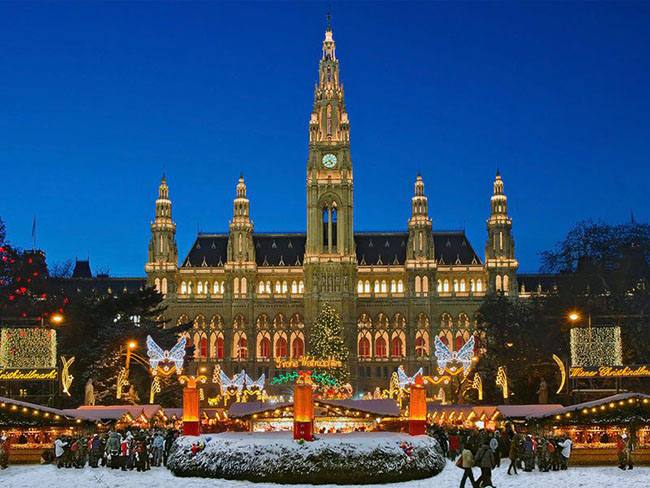 Vienna, Áo: Tại thành Vienna bạn sẽ có cơ hội tham gia một Giáng sinh cổ kính đáng yêu với những đồ trang trí lấp lánh trên các kiến trúc kiểu hoàng gia và ba ngôi chợ giáng sinh ngoài trời. Du khách có thể chọn nhiều loại đồ thủ công mỹ nghệ, đồ trang trí cũng như các loại ẩm thực quyến rũ và rượu vang địa phương đậm đặc.